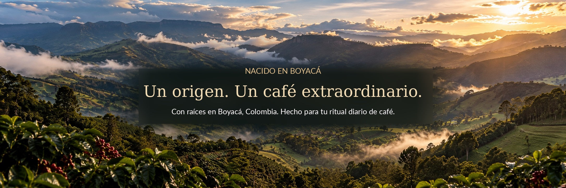 Valle montañoso colombiano inspirado en Boyacá al atardecer, con texto promocional sobre el origen y la calidad del café